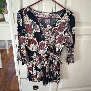 Entro shorts romper women’s size small. Navy, Burgsndy and Cream.